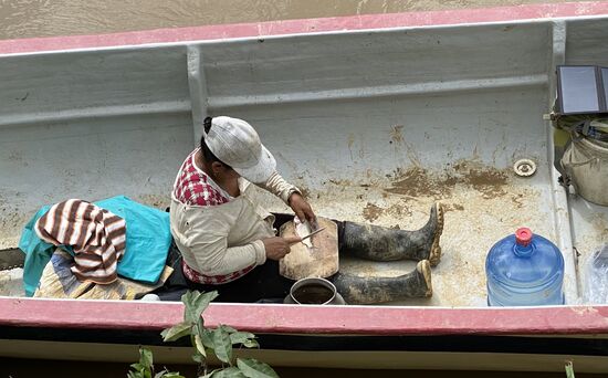 Während der Fahrt bereitet Amanda die neuen Fische gleich zu