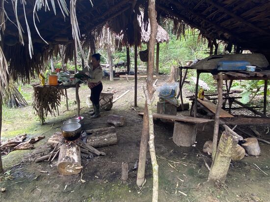 Das ist die Küche hier. Immerhin überdacht und die Feuerstelle ist schon da. Außerdem rechts „Regale“ für unsere Vorräte und die Töpfe