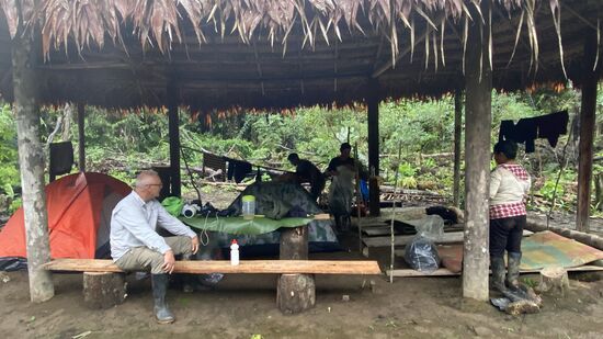 Das ist der Schlafbereich. Hier haben wir unsere beiden Zelte aufgebaut, außerdem werden rechts 2 Moskitonetze für die Jungs und Amanda aufgehängt—leider regnet es schon wieder und wir müssen warten und essen…