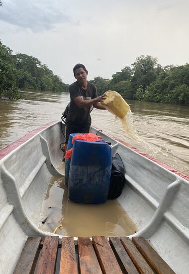 Dann gehts noch mal los zum fischen und wir wollen die „Pink Dolphins“ sehen, die es hier gibt. Vorher muss erstmal das Wasser aus dem Boot geschaufelt werden