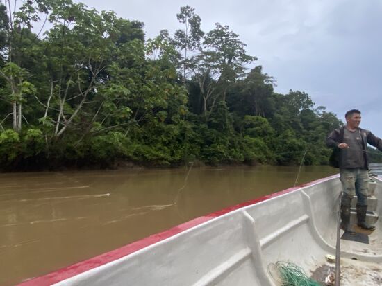 Herrmann hat eine lange Kette von Fangleinen mit Ködern ausgelegt und zieht nun eine nach der anderen an Land. Leider sind die meisten leer und der Köder weg