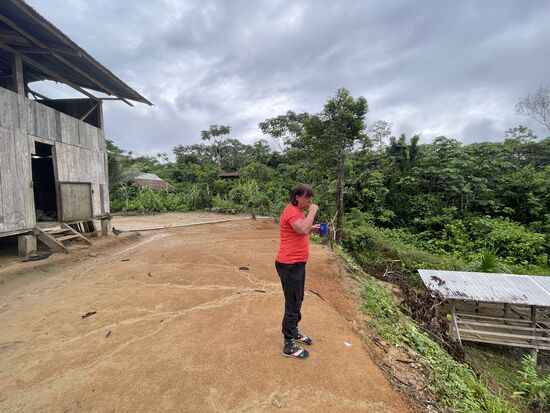 Zähneputzen im Freien mit wenig Wasser—das kenne ich ja schon von den Dschungeltrips in Indonesien