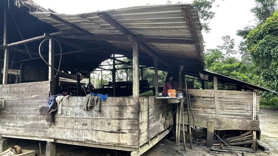 Hier ist der Küchenbereich, in dem Mama Amanda dauernd werkelt—Das Brauchwasser kann einfach runtergeschüttet werden