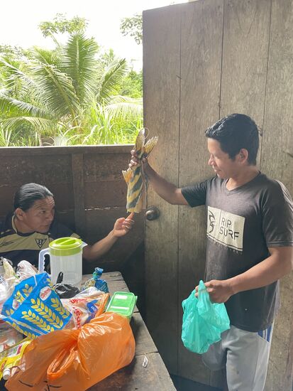 Da wir selber noch nichts gefangen haben, wird William ins Nachbardorf geschickt -um einen Fisch zu kaufen. Dorthin fährt er mit dem Boot und kommt mit einem Fisch für 5 US$ zurück.