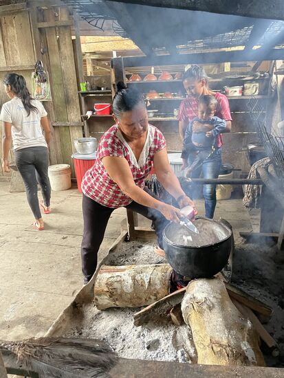 Amanda bereitet den Fisch gleich zu