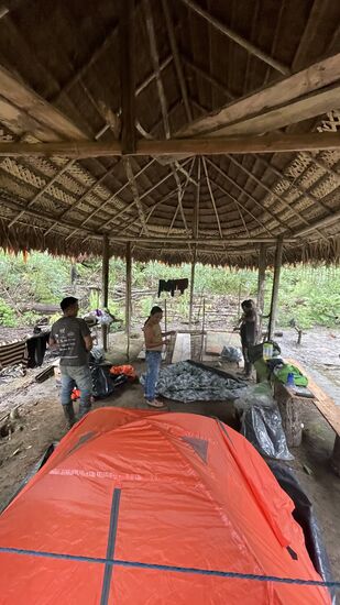 Wieder mal Zeltaufbau…wir finden eine uralte eklige Matratze, die legen wir unter unser Zelt—so ist es nicht ganz so hart. Allerdings ist die nur 1,20m breit und einer von uns rollt immer an den Zeltrand