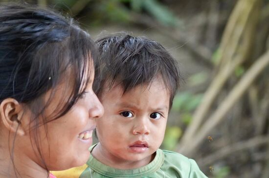 Ein Junge mit seiner Mutter—die Kinder werden hier immer mitgenommen-allerdings kümmern sich in erster Linie immer die Mütter um die Kinder