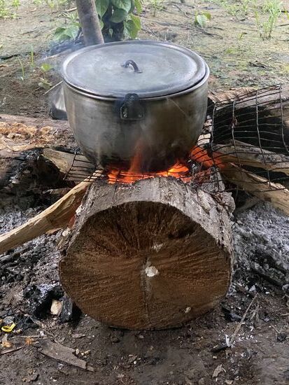 Ich bin heute schon um 4 Uhr wach und krabbele um 5 Uhr aus dem Zelt—der juckende Ausschlag auf meiner Haut quält mich sehr in der Nacht