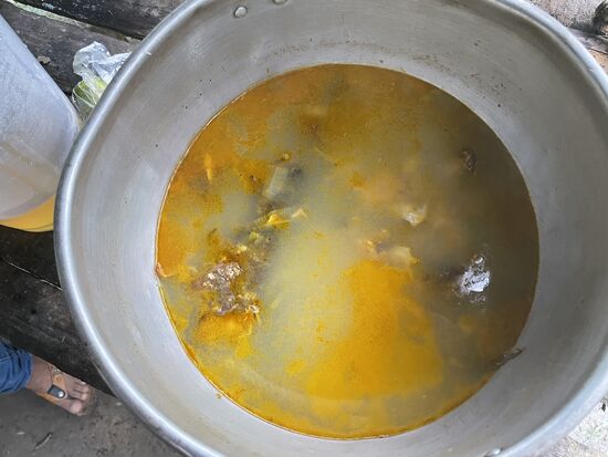 Es gibt Fischsuppe mit Reis oder Yucca—
Yucca scheint überall zu wachsen,  Ich habe beobachtet, wie Amanda Wurzeln hier ausgräbt.
Maniok ist ein anderes Wort für diese Yucca-Wurzeln