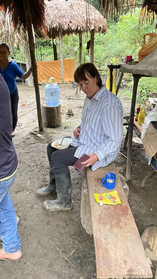 Das häßliche Hemd trage ich zum Schutz vor den lästigen Stechfliegen—sobald ich es ausziehe, fallen sie über mich her…