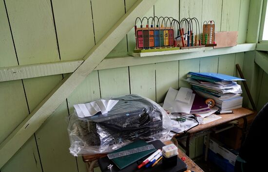 Der Lehrertisch 
Ein paar Geldscheine wechseln auch den Besitzer. Delfin erklärt, dass von unserem Geld alle—auch diese Schule hier - unterstützt werden.