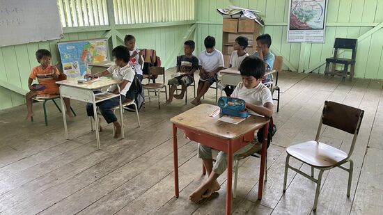 Neugierig schauen die Kinder in die Stiftemäppchen und bald beginnt auch das eine oder andere Tauschgeschäft-ich glaube solche Stiftmäppchen hat hier kein einziges Kind