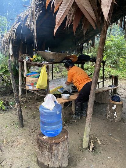 Zum Frühstück gibt es Reis mit Fleisch und Collada—die Jungs machen sich wieder mit Freude über die große Mahlzeit her