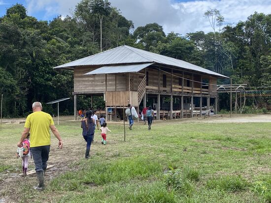 Mit unseren Geschenken kommen wir in der Community an und werden schon erwartet