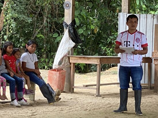 Der Präsident hält eine Rede auf Spanisch oder in ihrer Stammessprache Kichua