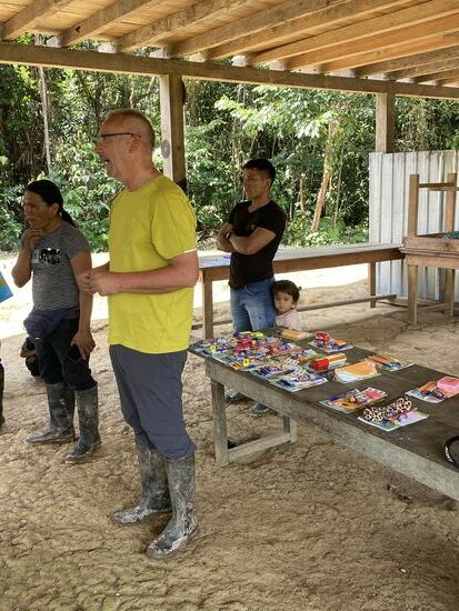 Thomas hält auch eine warme Rede und Delfin übersetzt alles