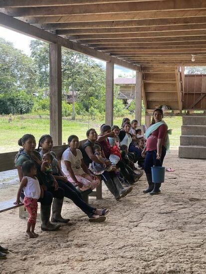 Wir haben schon beobachtet, dass „unsere“ Frauen einen großen Eimer mitgenommen haben. In dem Eimer ist Chicha.—wir beobachten dass jede Frau so einen Eimer mitgebracht hat