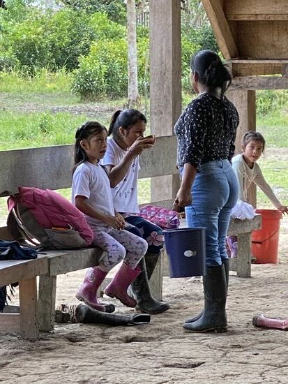 Den ganzen langen lieben Tag laufen die Frauen herum und schöpfen und reichen den Männer, Frauen und auch Kindern die Chicha