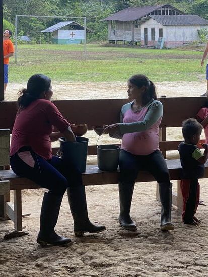 Jede Frau hat so einen Eimer voll in der Hand—ich weiß nicht warum es sich Muttertag nennt, wenn die Frauen dauernd die Männer bedienen