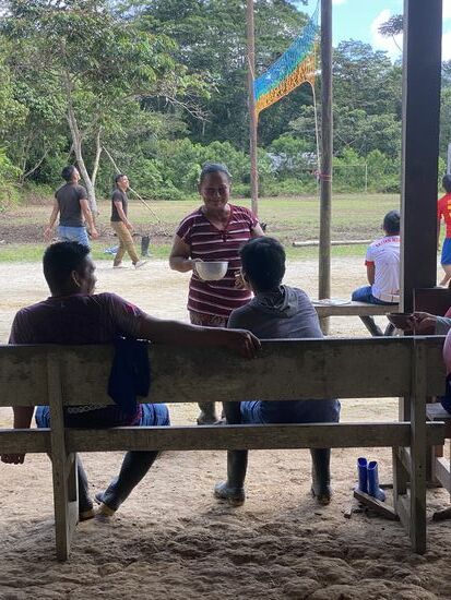 Schöpfen, zureichen—alle aus demselben Napf….Alkohol desinfiziert…