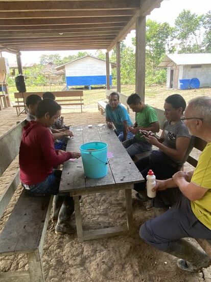 Eine Gruppe Männer spielt Karten