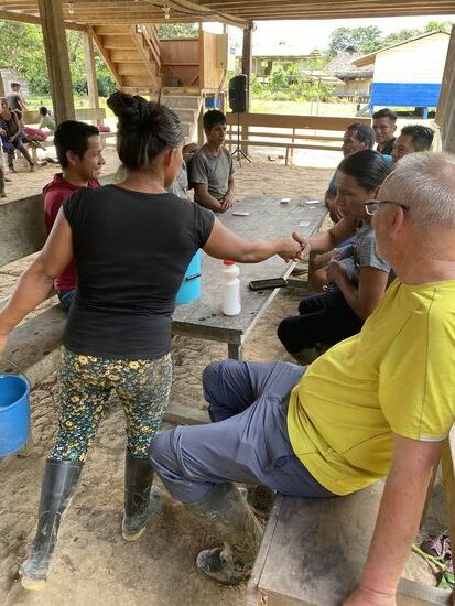 Wieder wird Chicha gereicht…die Stimmung lockert sich…