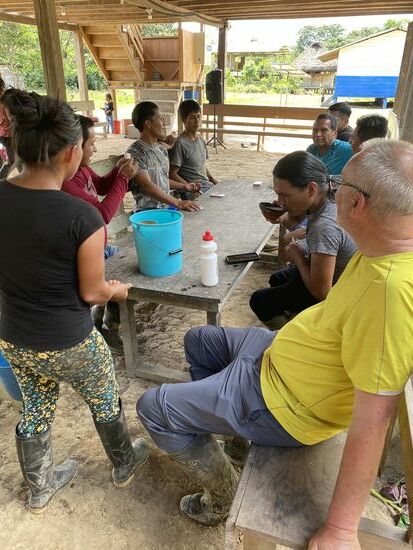 Wer die Sache vorsichtig angeht, nimmt nur einen Schluck und reicht den Napf zurück