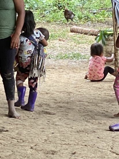 Kleine Kinder—selber grad 4 oder 5 aber schleppen ihre Geschwister in Tüchern oder einfach so auf dem Arm herum