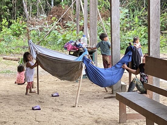 Flugs werden Hängematten gebastelt und die ganz Kleinen hineingelegt—kurz geschaukelt und dann schlafen sie