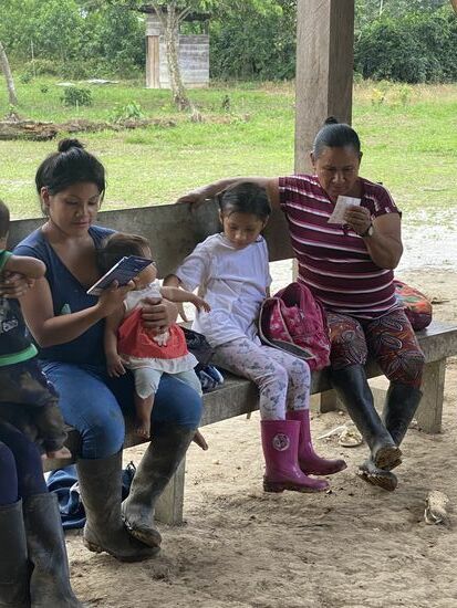 Ein Mädel zeigt stolz die Buntstifte, die sie von uns bekommen hat. Mutter und Vater schauen sie an, als hätten sie noch nie welche gesehen—kann das sein??