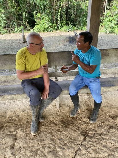 Thomas unterhält sich viel mit dem Dorfältesten—allerdings wiederholt er mit zunehmenden Chicha-Genuß alle Fragen, weil er wohl die Antworten vergessen hat…