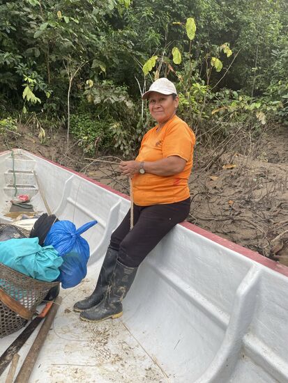 Um 8 Uhr ist alles gepackt und wir sind abreisefertig! Amanda hat schon wieder etwas zum basteln gefunden.Sie flechtet uns aus irgendwelchen Zweigen Stirnbänder