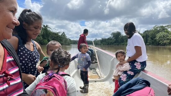 Alle haben sich fein gemacht —Gummistiefel geputzt und freuen sich aufs Fest—die Fahrt zur Schule dauert ca 20 Minuten