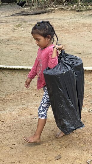 Auch die Kinder helfen mit, Sachen hochzuschleppen