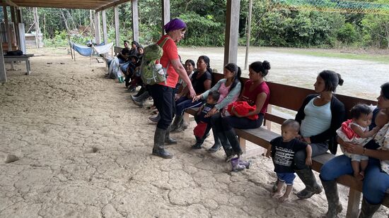 Wir sind wohl die letzten und man hat augenscheinlich auf uns gewartet. Alle gehen reihum und begrüßen jeden mit Handschlag—wir tun es ihnen nach