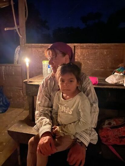 Die Kleine hängt an uns—ihre Mutter—eine der beiden Töchter von Amanda lebt in Puyo und besucht sie nur selten—der Vater befindet sich auf Kuba.
Anscheinend hat die Mutter einen neuen Lebensgefährten, die Kleine sagt sie habe 2 Papa……nach einer Weile: ..und 2 Mamas…
Alle wundern sich und fragen: 2 Mamas? Mama in Puyo…und…??
Die Kleine zeigt auf mich….da Mama!!
Ich bin verlegen, freue mich aber!!