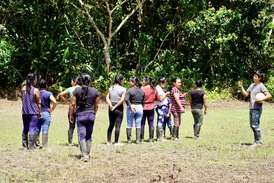 Es wird Frauenfußball gespielt! Schnell werden 2 Mannschaften aus je 5 Frauen zusammen gestellt.