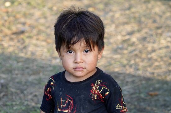 Unmengen an Kindern laufen hier rum