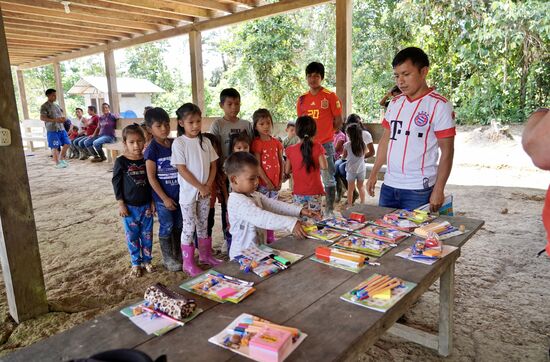 Jedes Kind darf sich einen Stapel nehmen. Ich habe versucht, möglichst alle Stapel gleich zu machen. Manche Kinder tun sich schwer—ich helfe etwas, da ich ja weiß, ob es eher für Mädchen oder Jungen ist