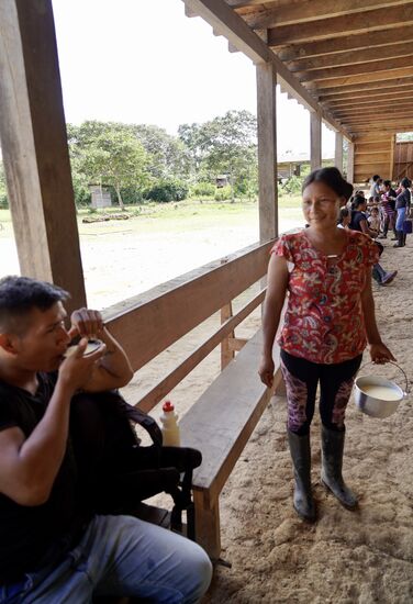 Nun füllen die Frauen die Schalen mit der Chicha und reichen sie den Männern—auch uns, aber wir lehnen ab.