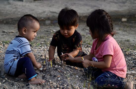 Die Kleinen beschäftigen sich miteinander—wie oft die sich wohl sonst so treffen?