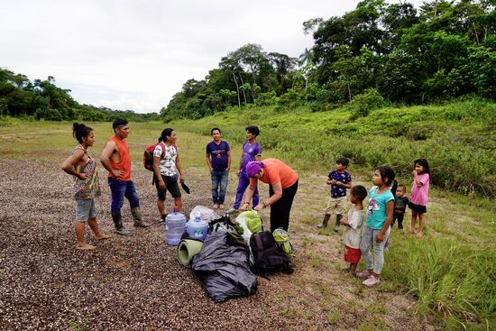 Das ist unser Gepäck—auch die Wasserflaschen wurden geleert und werden mit zurück genommen—da ist Pfand drauf!
Unser Flieger ist nur sehr klein—gerade für 4 Passagiere