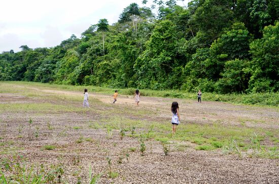 Die Kinder spielen auf der Landebahn