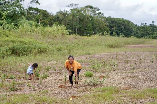 Amanda zupft Unkraut