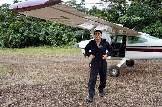 Der charmante junge Pilot Jhonny Acosta steigt aus und stellt sich vor. Er schüttelt jedem die Hand