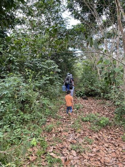 Wir machen uns auf den Weg zum Flugplatz—alle begleiten uns!