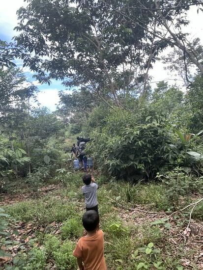 Jeder trägt etwas, nur wir nicht—man nimmt uns alles ab