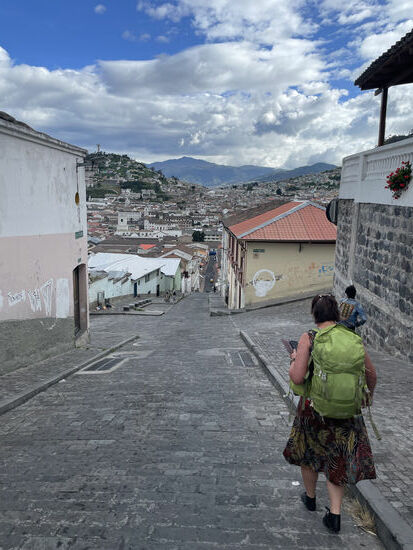 Wir beziehen unser Zimmer und machen uns auf die Suche nach einer laundry-wir haben reichlich dreckige Wäsche, aber leider ist Sonntag und alle haben zu-so beißen wir in den sauren Apfel und geben sie im Hotel ab. Der nette junge Mann an der Rezeption verspricht, dass sie bis morgen fertig ist.