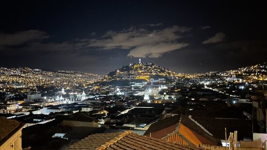 Quito am Abend. Millionen von Lichtern leuchten