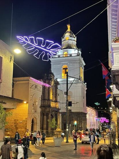 Ihr gehen noch in der Altstadt zum Essen und schlendern durch die Stadt. Besonders gefällt uns die Beleuchtung der Gebäude und Straßen.
